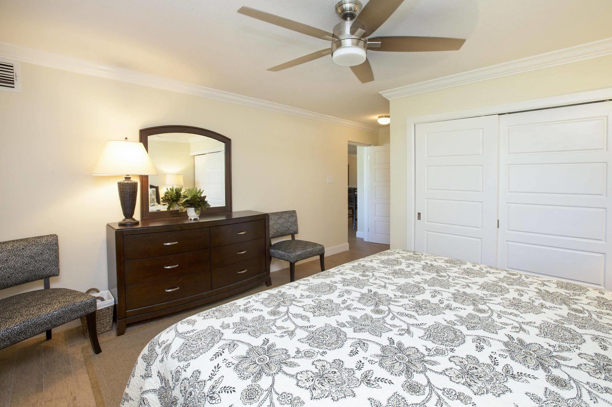 Silver Sands Condominiums Hotel West Bay