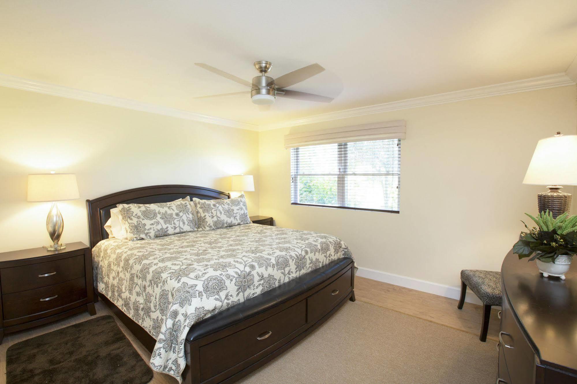 Silver Sands Condominiums 4* West Bay